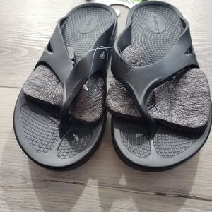 OOFOS  sports recovery sandal